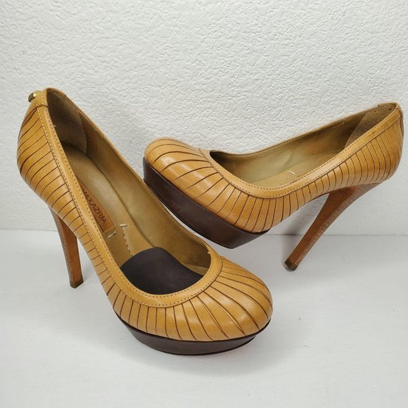 BCBG Maxazaria Tan Leather Heels EUC - Picture 16 of 16